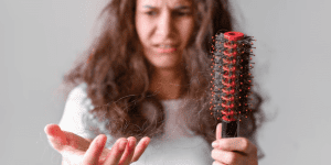 Queda de Cabelo Após o Parto: Entenda Por Que Isso Acontece