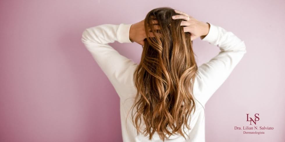 Queda de Cabelo Feminina: Quando é Hora de Procurar um Dermatologista?